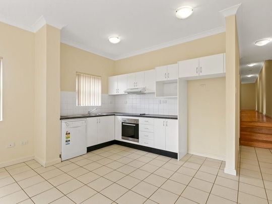 Modern, Spacious Three (3) Bedroom Family Duplex With Private Garden, In A Quiet Location, Close To All Amenities - Photo 1