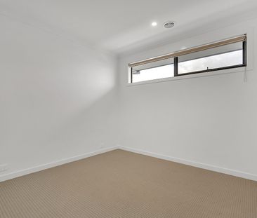 Stunning 3-bedroom Townhouse - Photo 3