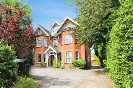 Claremont Avenue, Woking, Surrey, GU22 7SF - Photo 3