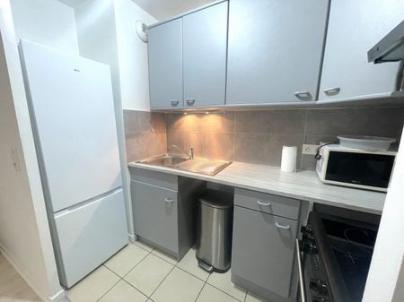 A LOUER - APPARTEMENT MEUBLÉ + BALCON + 2 PARKING - Photo 2