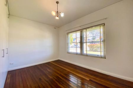 Sun Drenched North East Facing Family Home - Photo 4