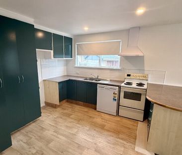 Recently Renovated Family Friendly 3 Bedroom Home - Photo 5