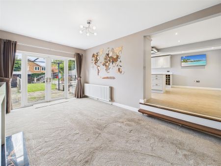 4 bedroom Detached house to rent - Photo 5