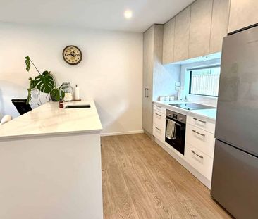 FULLY FURNISHED IMMACULATE MODERN TOWNHOUSE - Photo 2