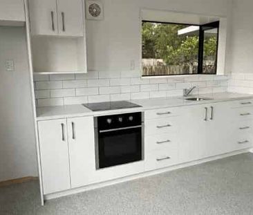 Walking distance to Papakura township and train station - Photo 2