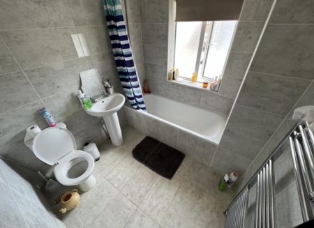6 bedroom semi-detached house to rent - Photo 4
