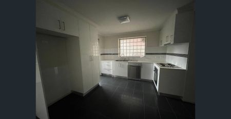 LARGE GROUND LEVEL 2 BEDROOM APARTMENT - Photo 5