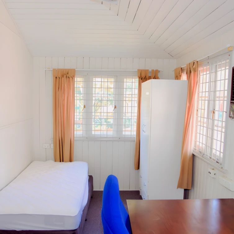 5 Bedroom 2 Bathroom(Whole Apartment) - Photo 1