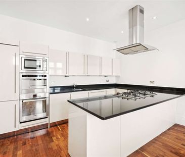 A beautifully presented three bedroom mews house located in the hea... - Photo 2