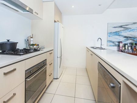 Spacious, Modern, Secure Inner City Living (Furnished) - Photo 5