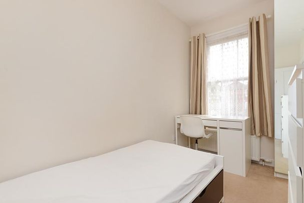 4 bedroom semi-detached house to rent - Photo 1