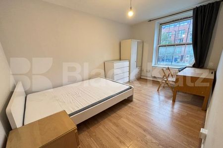 Bright & airy, freshly repainted throughout Mid-Century apartment. - Photo 2