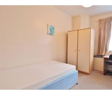 4 bedroom end of terrace house to rent - Photo 3