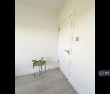 4 bedroom flat to rent - Photo 1