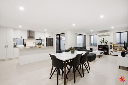 SPACIOUS 4X2 WITH DOUBLE GARAGE - Photo 2