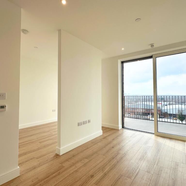 Studio Flat, Waterview House, NW10 - Photo 1