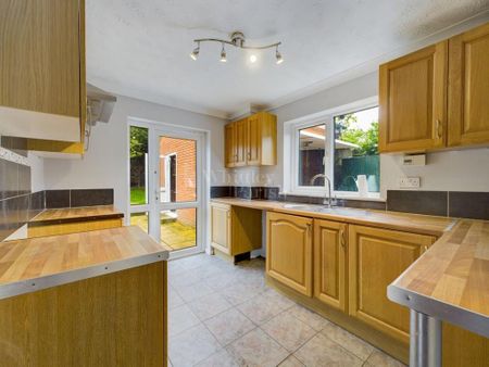 3 bedroom semi-detached bungalow to rent - Photo 2