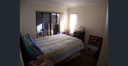 Modern unit with polished concrete floors - Photo 3