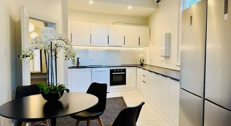 Hotel-Style Room – Renovated & Furnished - Photo 4