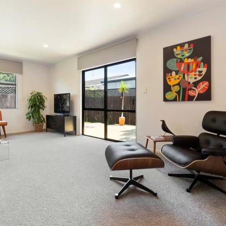 Immaculate three bedroom home! - Photo 2