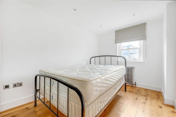 4 bedroom house in London - Photo 1