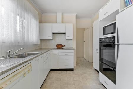 Family Home with Valley Views * 6 Month Lease Only * - Photo 4