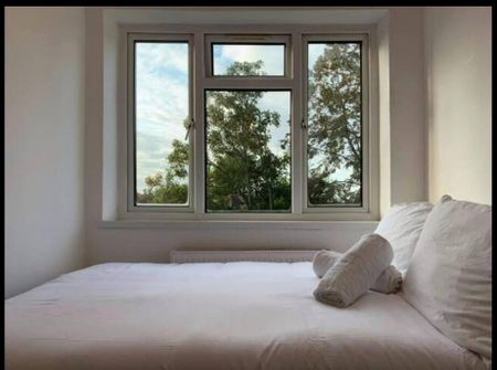 Studio Flat, Forty Lane, HA9 - Photo 2