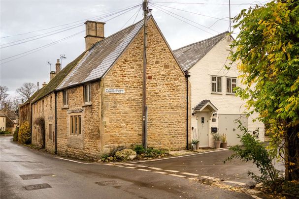 A stylish Cotswold house in a renowned village - Photo 1