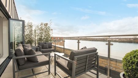 Three Bedroom Flat to rent in London - Photo 4