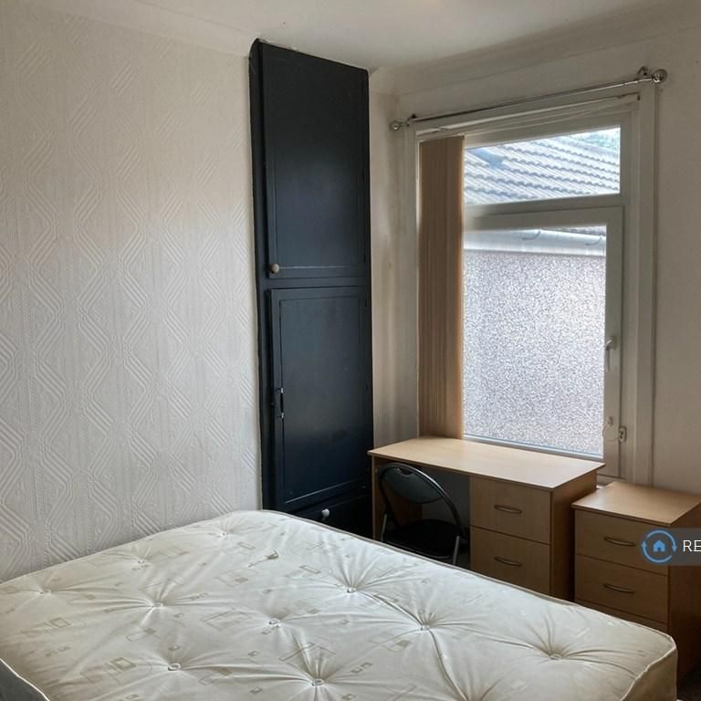 1 bedroom in a house share to rent - Photo 1