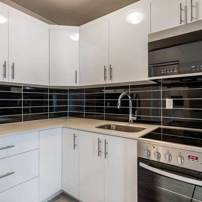 1 Bed 1 bath apartment close to downtown - Photo 1