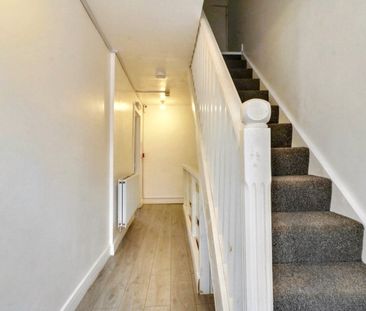 Room 4 - Cadogan Close, South Harrow, HA2 - Photo 2