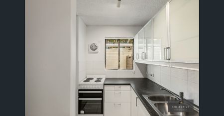 Furnished Renovated Townhouse - Photo 4