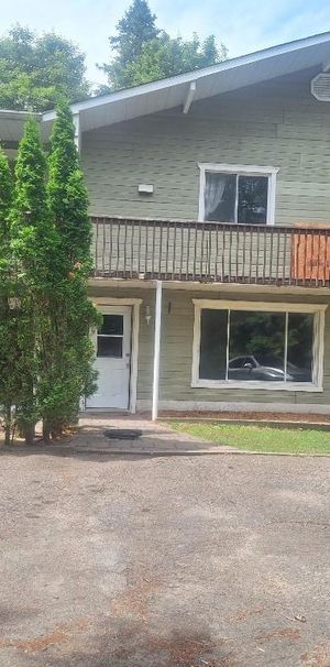 Appartement à louer très grand 4 1/2 Saint-Sauveur - Photo 1