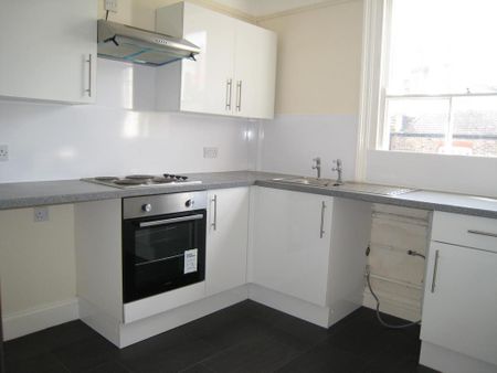 3 bedroom flat to rent - Photo 2
