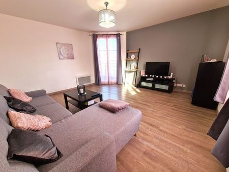 A LOUER - APPARTEMENT - 2 CHAMBRES + 2 PARKING - Photo 2