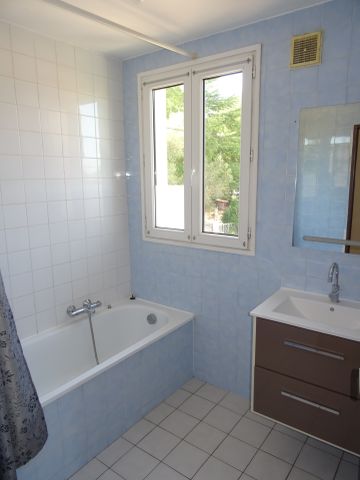 Location Appartement 4 pièces 81m² ST DREZERY 34160 - Photo 4