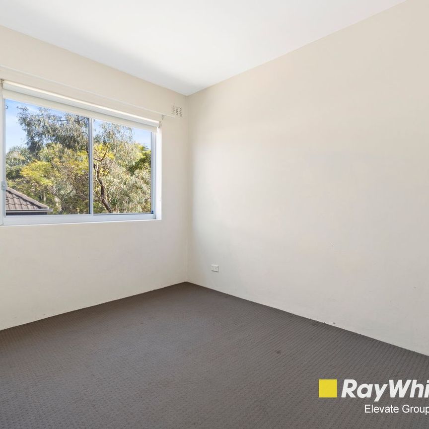 Perfectly Positioned Apartment with - Photo 1