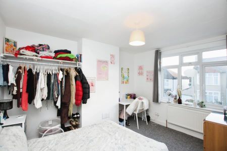 4 bedroom end of terrace house to rent - Photo 5