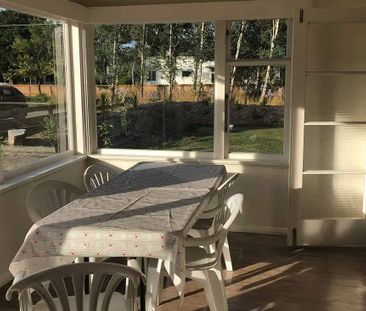 Large private 4 bed 2 bathroom family home - Photo 2