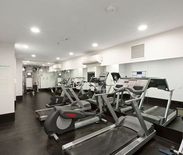 19TH FLOOR STUDIO APARTMENT - Photo 2