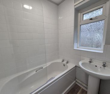 3 bedroom end of terrace house to rent - Photo 4
