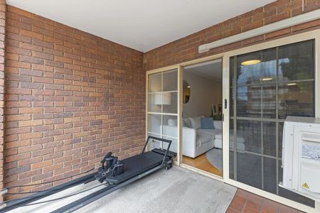 Beautifully updated apartment with 2 spacious bedrooms - Photo 5