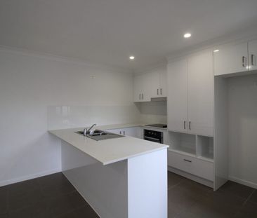 Townhouse with Spacious Living and Modern Comforts - Photo 3