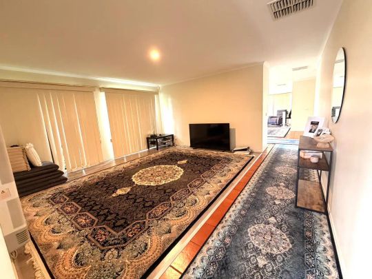 “WELL APPOINTED 4 BEDROOM HOUSE IN COURT LOCATION!” - Photo 1