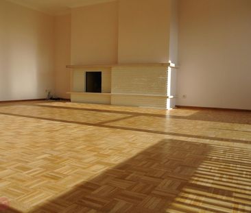 Centraal maar rustig gelegen appartement met drie slaapkamers - Photo 2