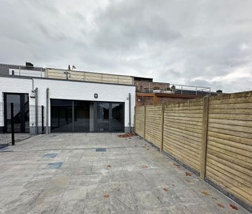 Ruim, gelijkvloers appartement met 2 slaapkamers, terras en een aut... - Photo 6