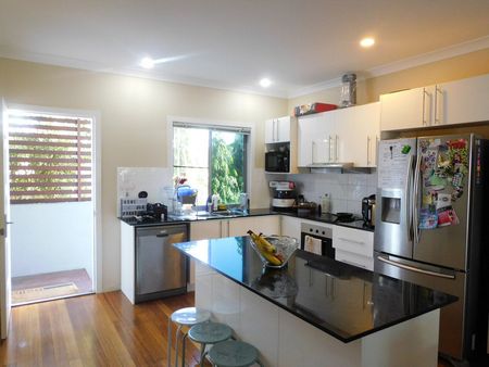 Three Bedroom Dual Level Unit - Photo 3