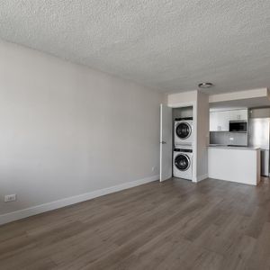 Sunny 1 Bedroom Unit - Downtown Montreal - 2000 Saint-Marc Street, Montréal - Photo 2