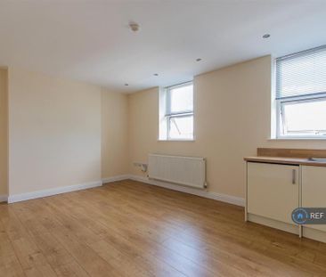 2 bedroom penthouse to rent - Photo 2